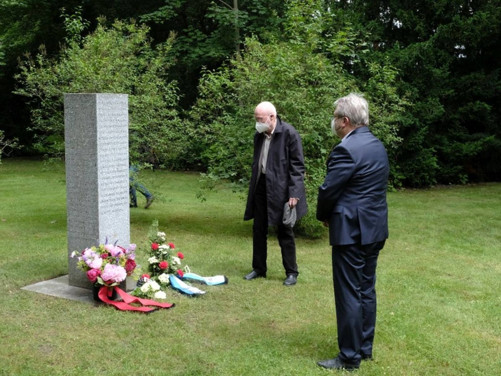 Bürgermeister Thomas Hermann und Reinhold Weismann-Kieser, VVN/BdA, gedenken an der Stele für die am 6. April 1945 erschossenen Zwangsarbeiter*innen auf dem Friedhof Sellhorst den Opfern des deutschen Überfalls auf die Sowjetunion